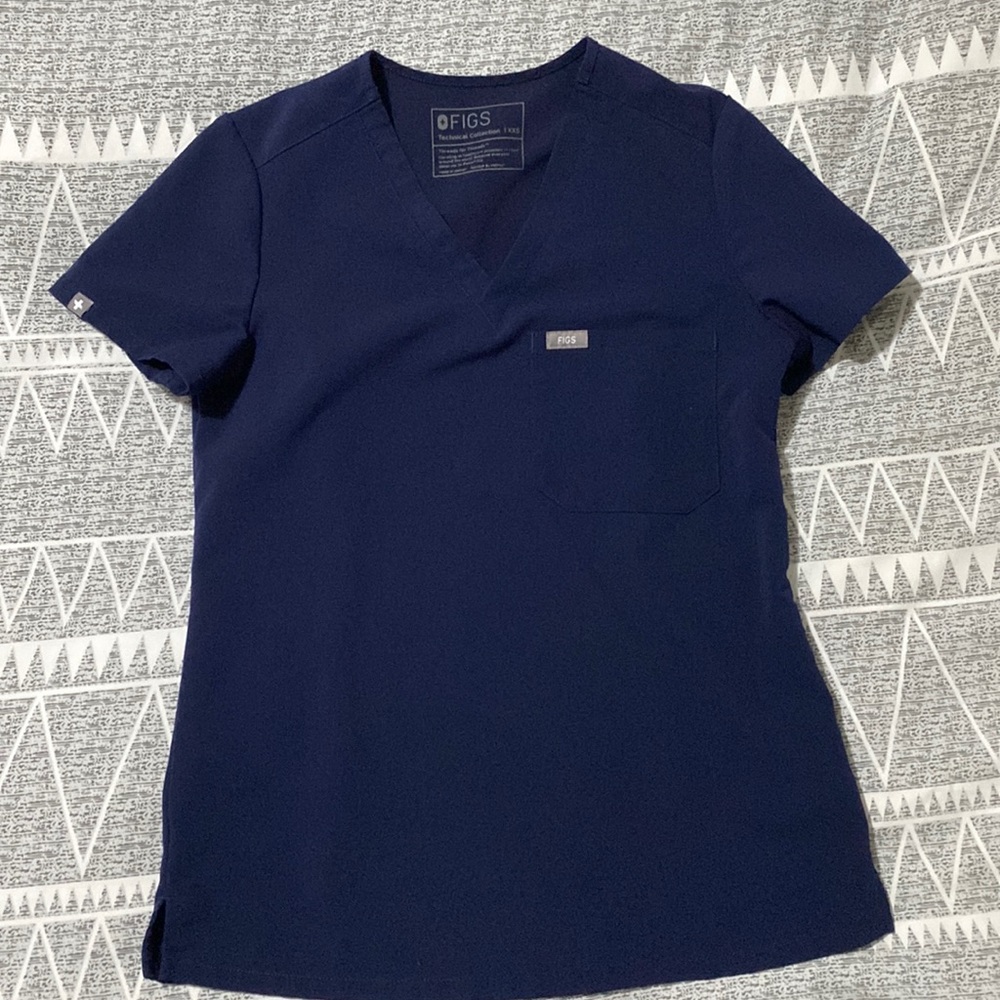Figs scrub top